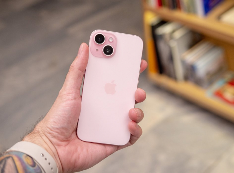 iPhone 15 в руке