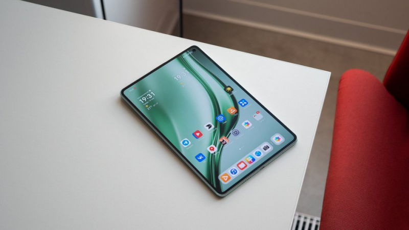 Huawei MatePad Mini на столе Huawei MatePad Mini на столе