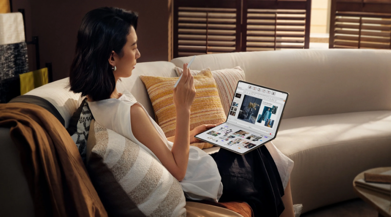 Huawei MateBook Fold Ultimate Design 2026 на коленях